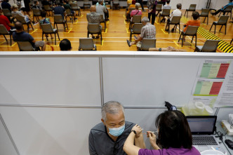 新加坡于7月中接种疫苗人数超过7成，其确诊数字与月7月初比较，却上升3.9倍。REUTERS