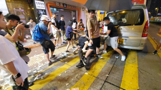 荃灣示威者與人群爆發毆鬥。