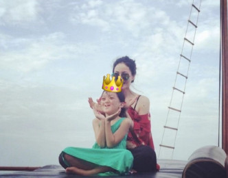 趁李嫣15歲生日，有網民在社交網分享咗一張王菲兩母女喺2014年溫馨出海嘅合照。