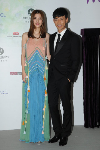 林峯于2013跟吴千语公开恋情。