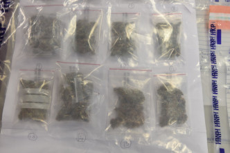 警方检获大麻花、大麻精、「伟哥」及「五仔」等。杨伟亨摄