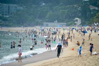 天气炎热，市民到海边消暑。