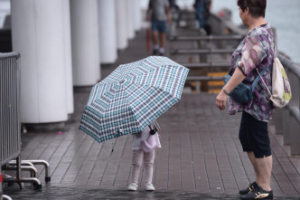 天文台指艾云尼其相关的雨带仍会为珠三角一带带来狂风及大骤雨。