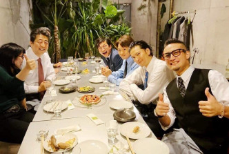 安倍晉三與組合TOKIO成員用膳。安倍晉三Twitter圖片