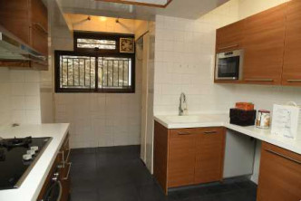 廚房空間偌大，烹煮以及洗滌位置分區明顯。