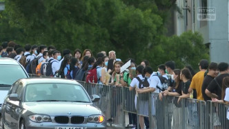 中學生九龍塘組成人鏈抗議。港台電視截圖