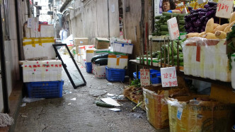 铝窗跌落地铺一间菜档的帐篷，后再跌落地面。