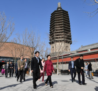林郑月娥（前左二）在北京参观「天宁1号」文化科技创新园。新闻处图片