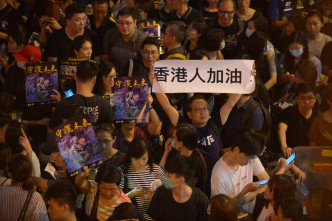 出席公务务称效忠对象是香港人。
