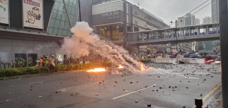 示威者与警方在荃湾爆发大规模冲突。