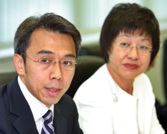 馮永業（左）與上司李淑儀（攝於2004年）。資料圖片