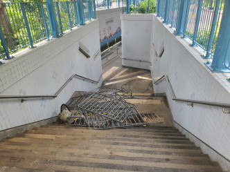隧道楼梯堆有怀疑被拆下的铁栏。