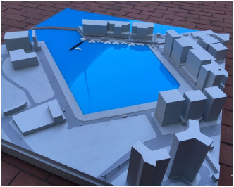 家屬委託模型公司製作了一個1:600模擬柴灣貨倉對開海面的模型。