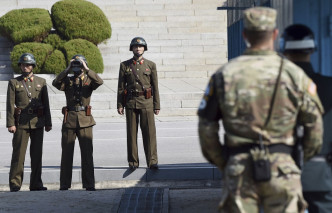 北韩官兵在板门店视察南韩举动。AP图片