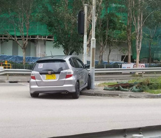 私家車撞倒安全島。Gary Lam‎ 圖片