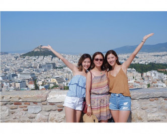 希腊虽是蜜月胜地，但Jennifer却是和妈咪、阿妹齐旅行。