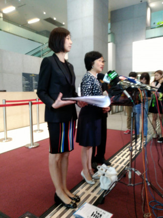 容海恩（左）与叶刘淑仪会见传媒。