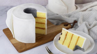 聖安娜廁紙造型蛋糕。facebook圖片