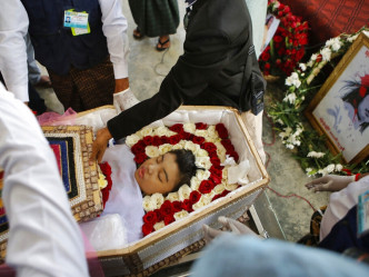 月初头部中弹死亡的20岁女示威者Mya Thwet Thwet Khine昨日出殡。AP图片