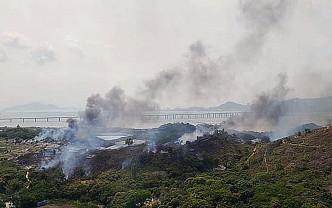 流浮山鳌磡附近山边今早11时17分起火，焚烧约一个多小时后升为三级。