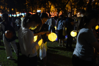 在维园草坪的集会，设有大灯笼让市民贴上字句。