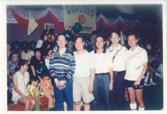 香树辉（前排左二）1997年与新亚校友合照。中大图片