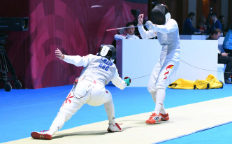 廖恩慰(左)四強面對國家隊的傅依婷以10:15落敗，奪得銅牌。郭晉朗攝