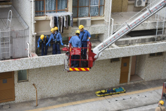 消防到場駕起雲梯將死者屍體移到地面。