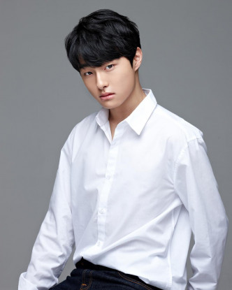 尹灿荣饰演李青山，是一位爲了守护暗恋对象温祖而竭尽全力的高中生。