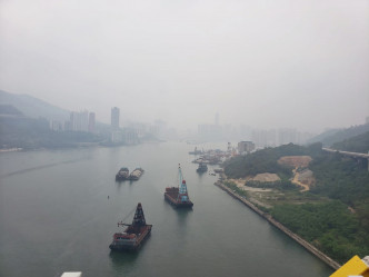 本港空气质素恶劣。