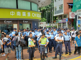 大批警員出動。