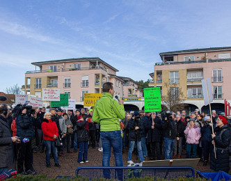 当地环保组织抗议Tesla砍伐森林建厂。网上图片