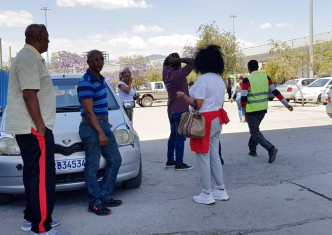 死者家属在埃塞俄比亚机场焦急等候消息。AP图片