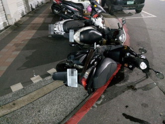 路邊25輛電單車被醉漢踢倒如骨牌效應。網圖