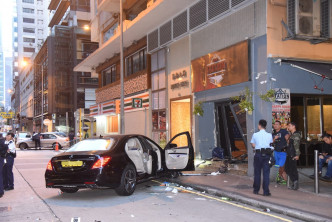涉事Benz撞毀一間酒吧門口。