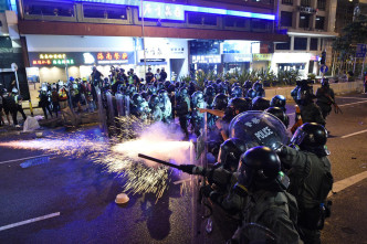 警方強調在行動中使用最低的武力制服示威者。