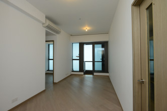 1房單位間隔方正實用，客廳設有玻璃門連接露台。（2A座28樓C室交樓標準示範單位）