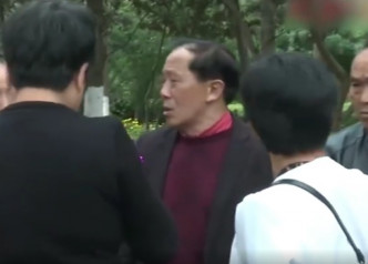 街坊友好一度对郑先生感到生气，后来都原谅了他。影片截图