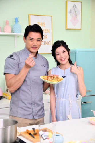黄祥兴与Phoebe Li以天然食物精油烹调菜式。