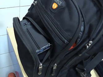 男子利用暗藏在背包的手機，在未獲女性同意的情況下偷拍。　網圖