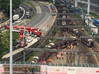 巨型吊臂車到場準備移走出軌車廂。