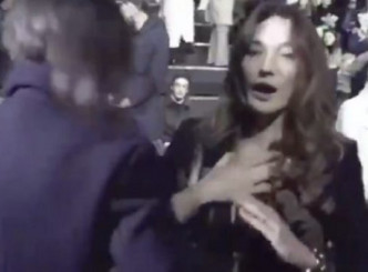 布魯尼（Carla Bruni）在時裝秀上拿新冠疫情開玩笑，假扮咳嗽取樂。網圖