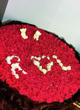 神秘人送上2000支紅玫瑰，還有示愛的字和公仔。