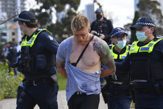墨爾本警方拘捕部分示威者。 AP