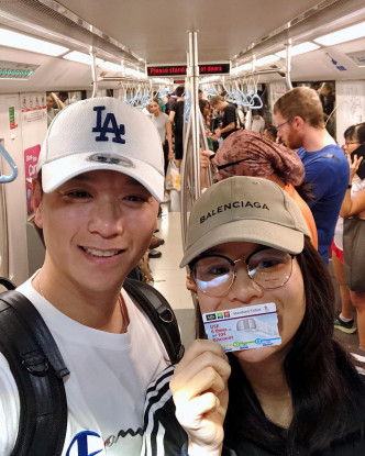 胡杏兒跟老公在新加坡坐地鐵。（ig圖片）