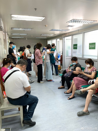 广州港人接种疫苗。网上图片