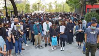 观塘骏业街逾百人在场默哀，悼念堕楼科大生。
