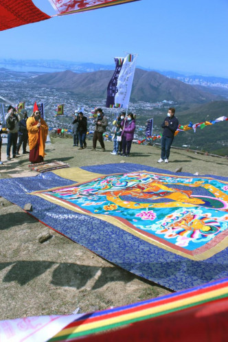 覺囊派藏哇活佛舉行3日曬佛活動。