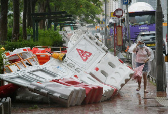 不少市民要台风中上班。