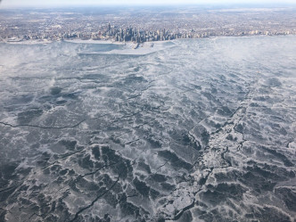 极端寒潮袭美国，芝加哥冰封城市。网上图片